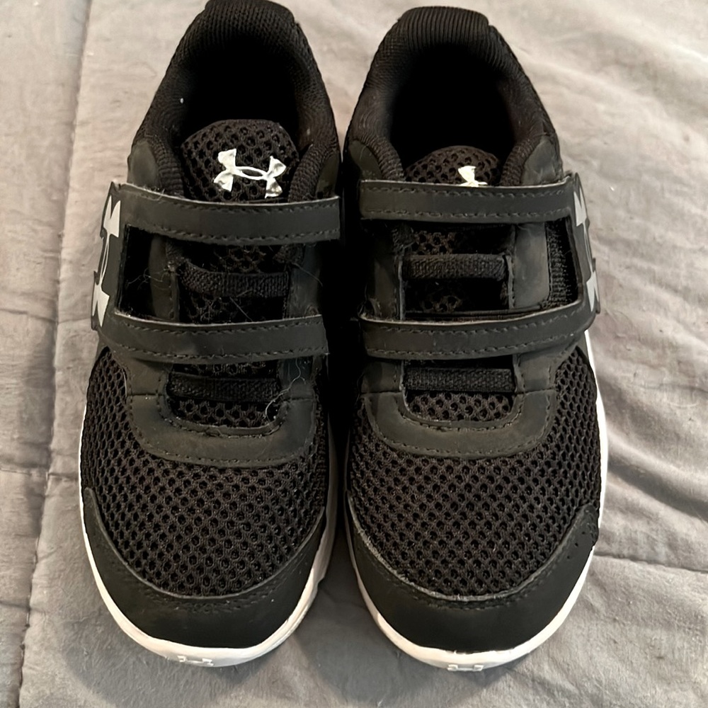 Like new boys toddler Under Armour sneakers.